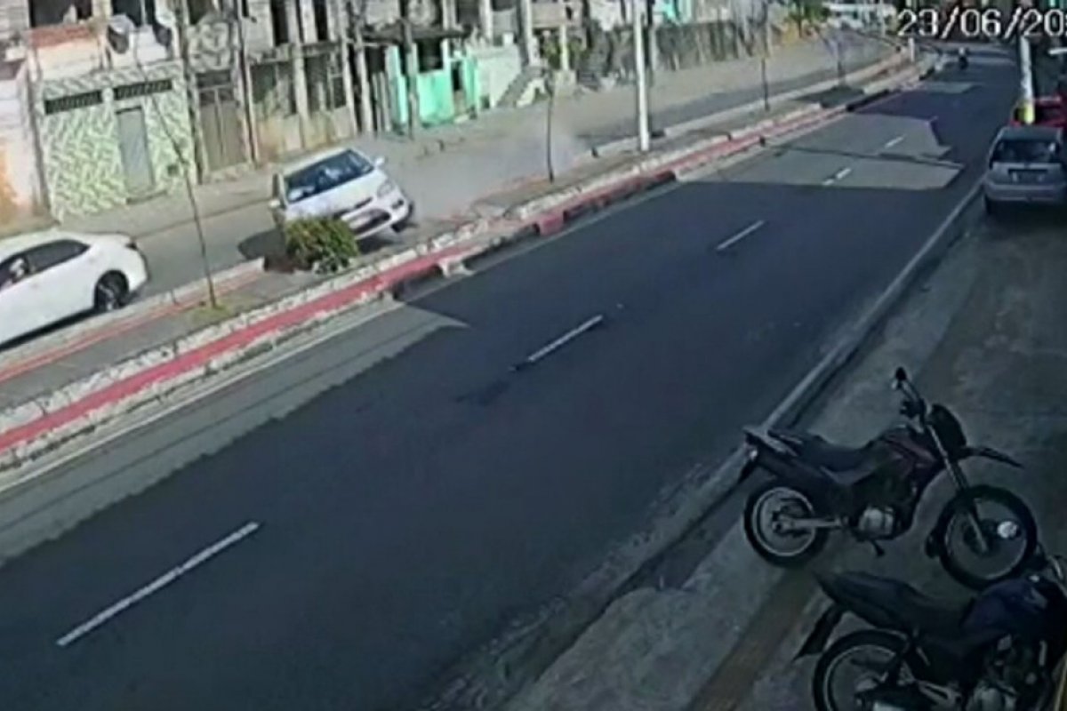 Taxista perde controle de veículo e bate em poste na Av. Suburbana