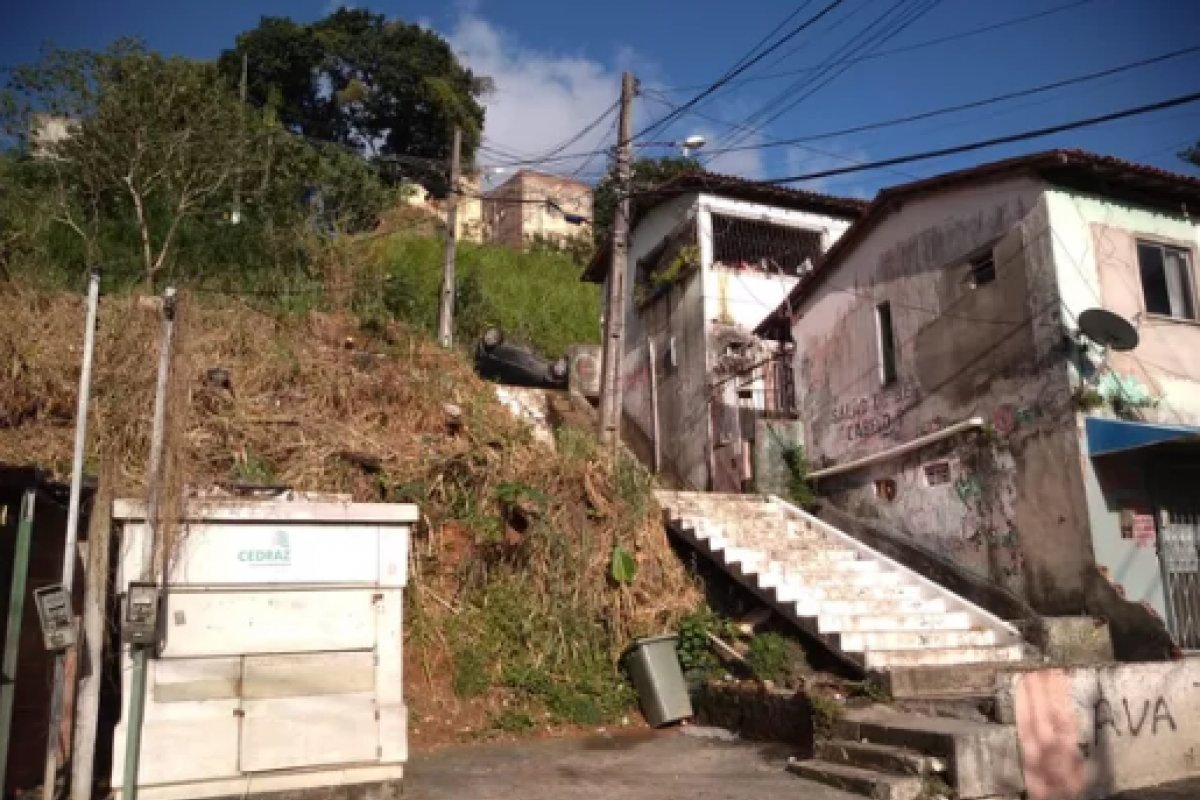 Carro cai de barranco e vai parar em escadaria de comunidade em Salvador