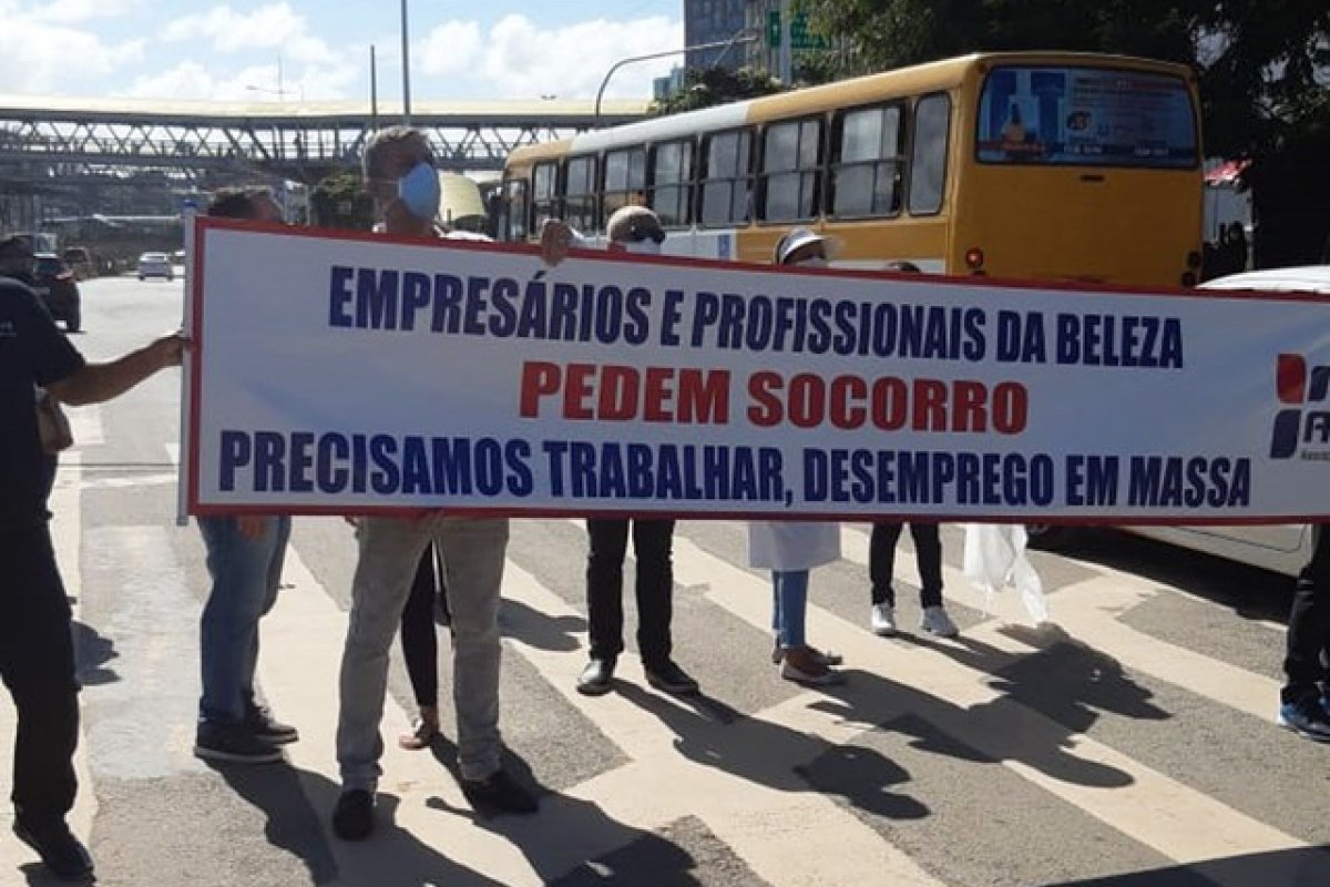 Profissionais da beleza protestam em trecho da Avenida ACM, em Salvador, nesta quarta-feira (24)