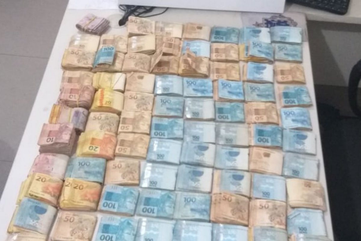 Homem é flagrado com R$ 110 mil em Eunápolis, na Bahia