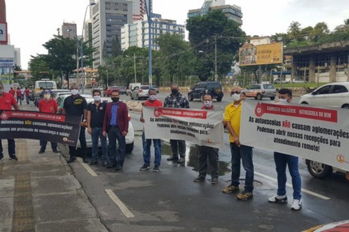 Empresários de autoescolas realizam carreata por doação de sangue