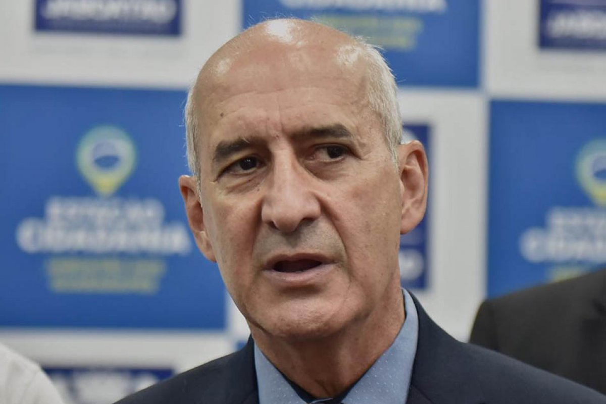 Ministro publica em rede social que governo vai pagar mais três parcelas de auxílio, mas apaga em seguida