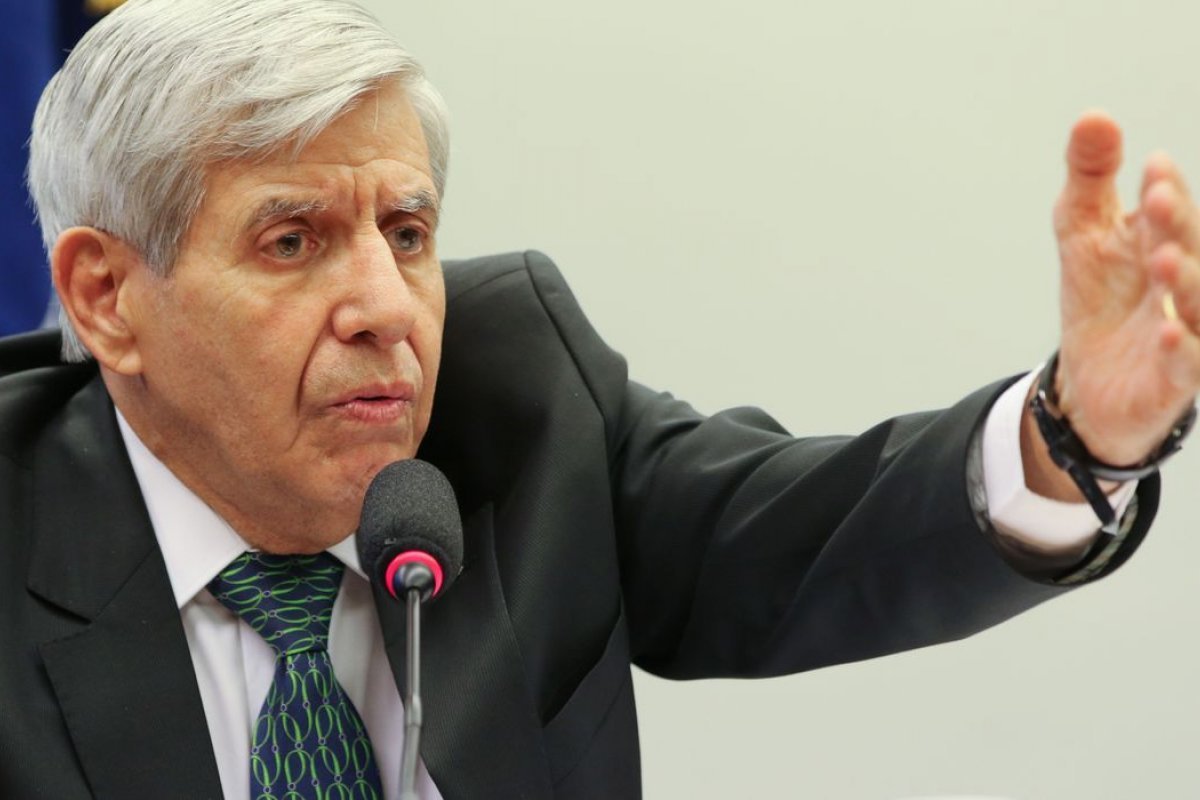 PGR: Augusto Heleno pode ser investigado por se opor a eventual apreensão de celular de Bolsonaro