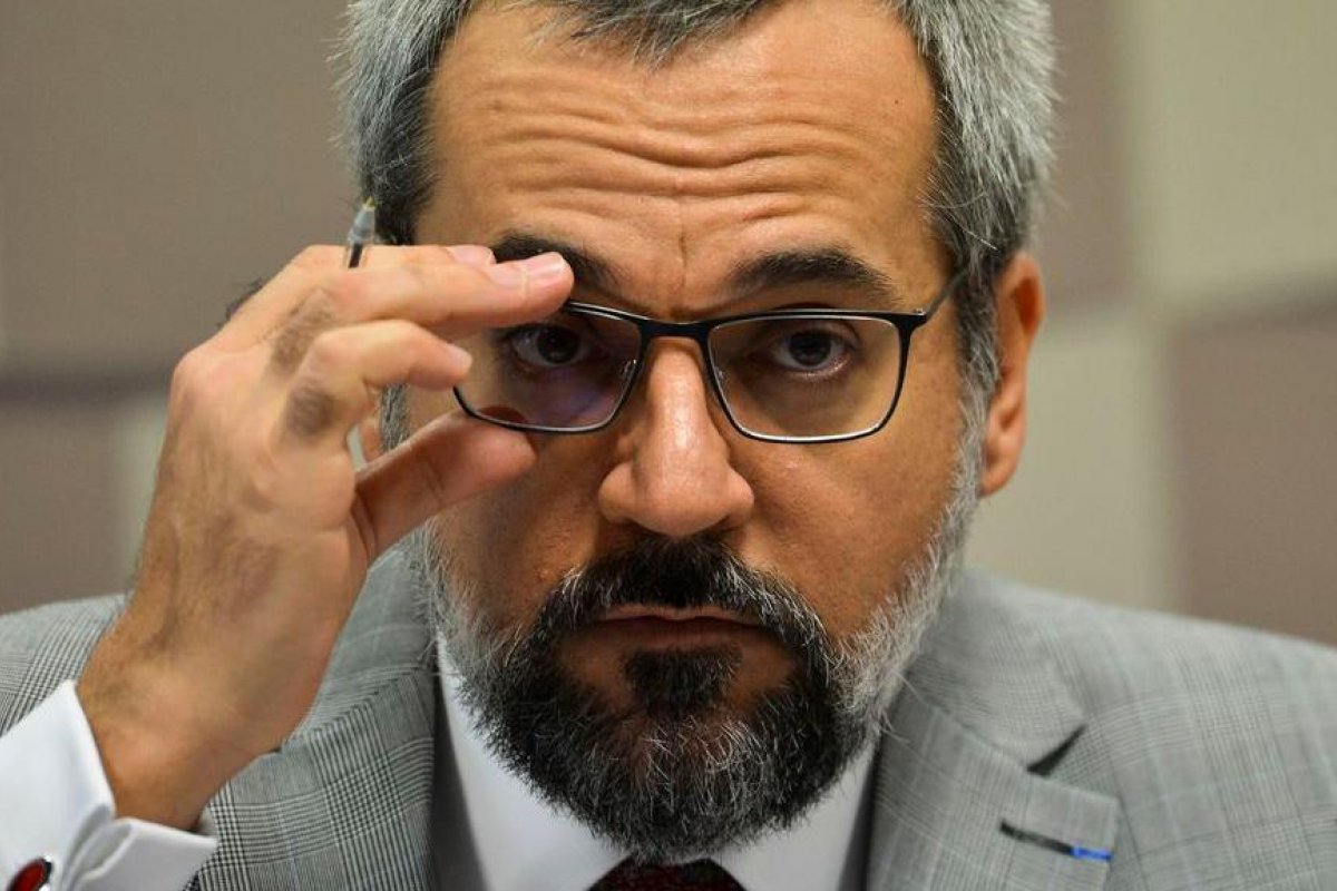 Bancada na Câmara apresenta requerimentos cobrando explicações sobre saída de Weintraub