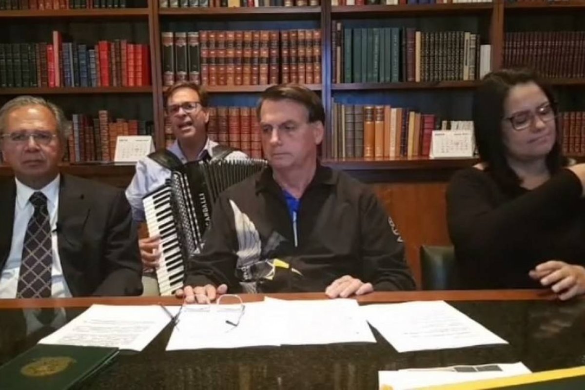 Em live, Bolsonaro garante prorrogação do Auxílio Emergencial