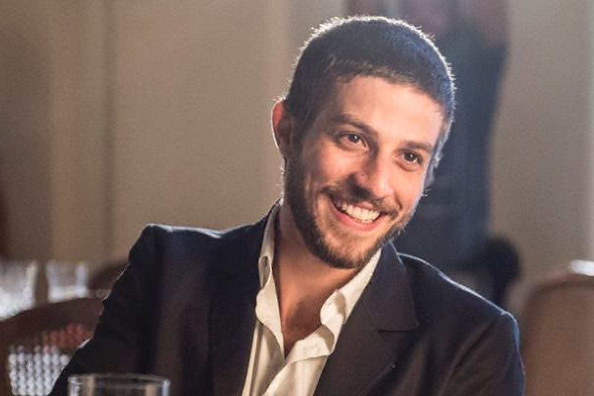 Chay Suede retoma a carreira musical e anuncia lançamento de nova música