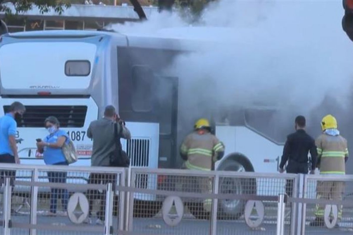 Homem é preso após incendiar ônibus em frente ao Palácio do Planalto