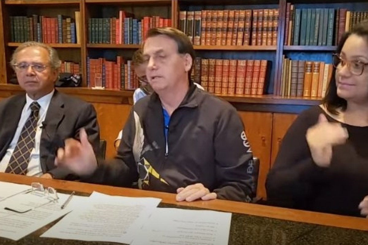 Veja vídeo: Bolsonaro presta homenagem a vítimas de coronavírus durante live