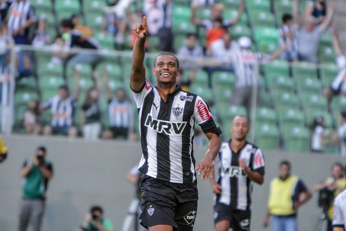 Vitória acerta contratação do volante Lucas Cândido