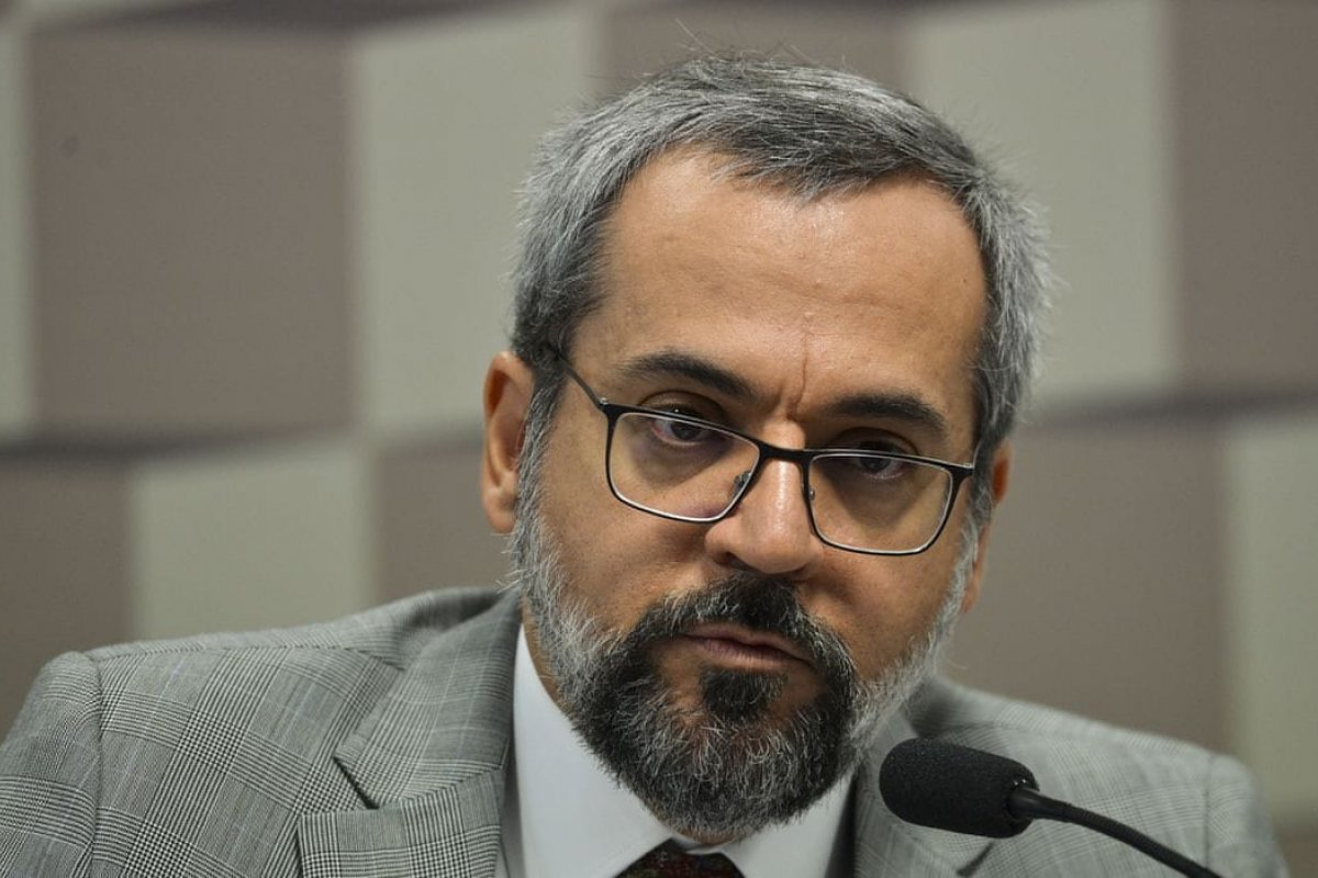 "Todos são iguais porém uns são mais iguais que os outros"