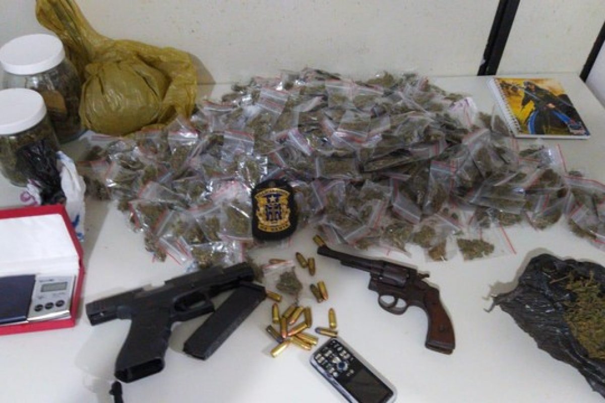 Jovens são presos com caminhonete de luxo roubada em Feira de Santana, na Bahia