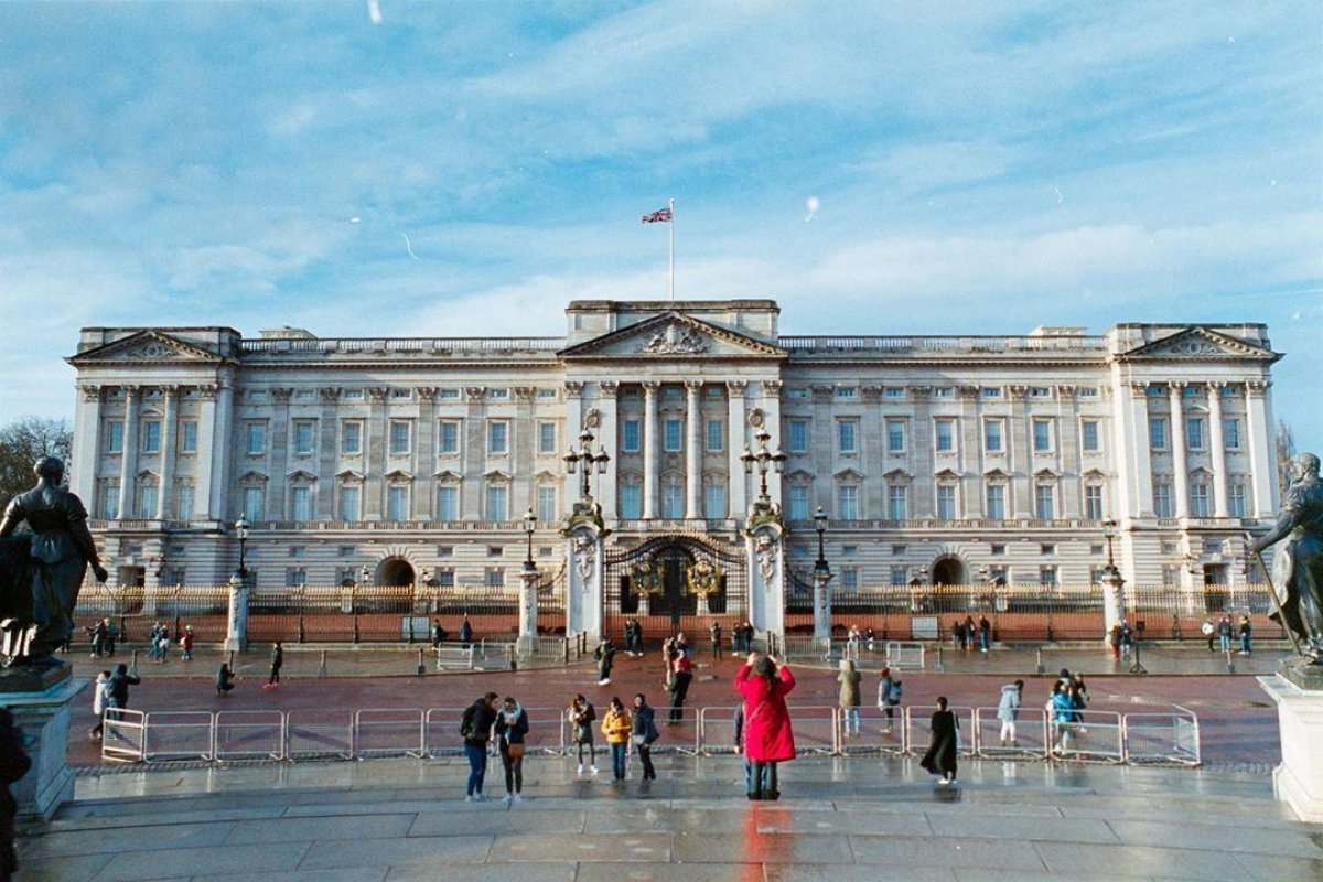 Em tempos de isolamento social, Família Real oferece tour virtual pelo Buckingham Palace