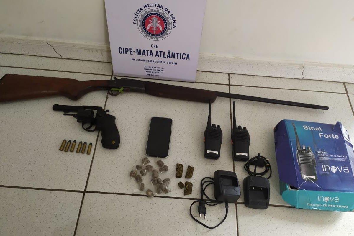 Irmãos são presos após denúncias de exibir armas de fogo em Porto Seguro