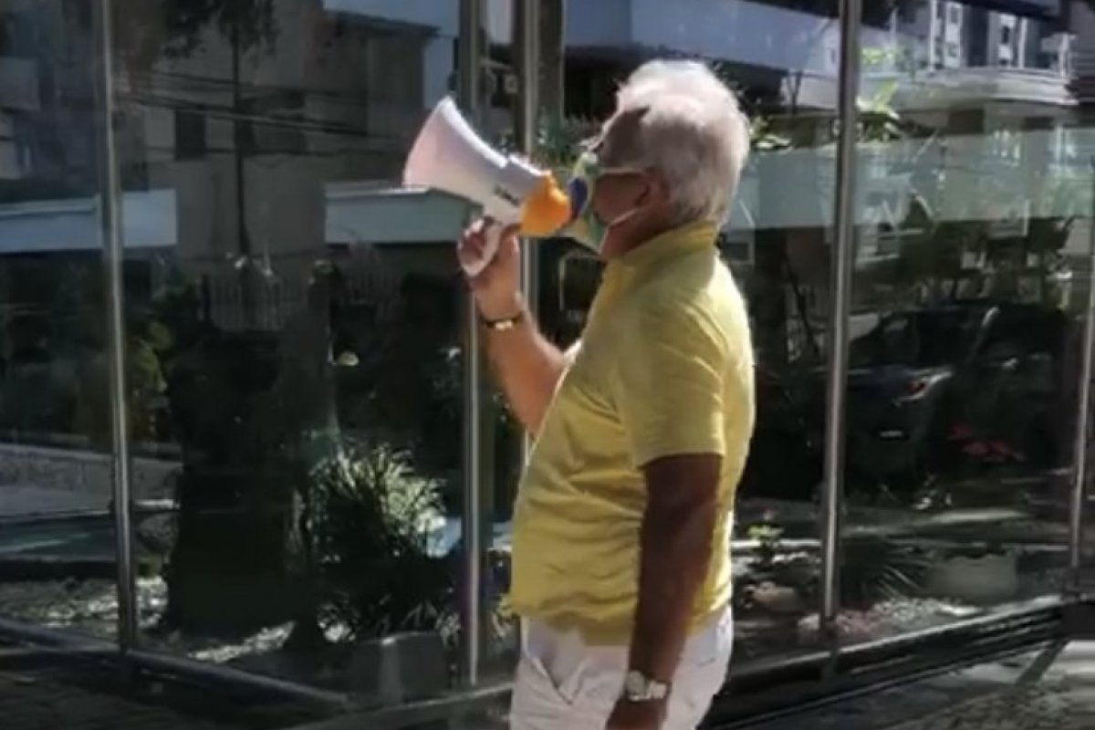 Veja vídeo: cidadãos soteropolitanos protestam em frente a casa de ACM Neto neste domingo (28)