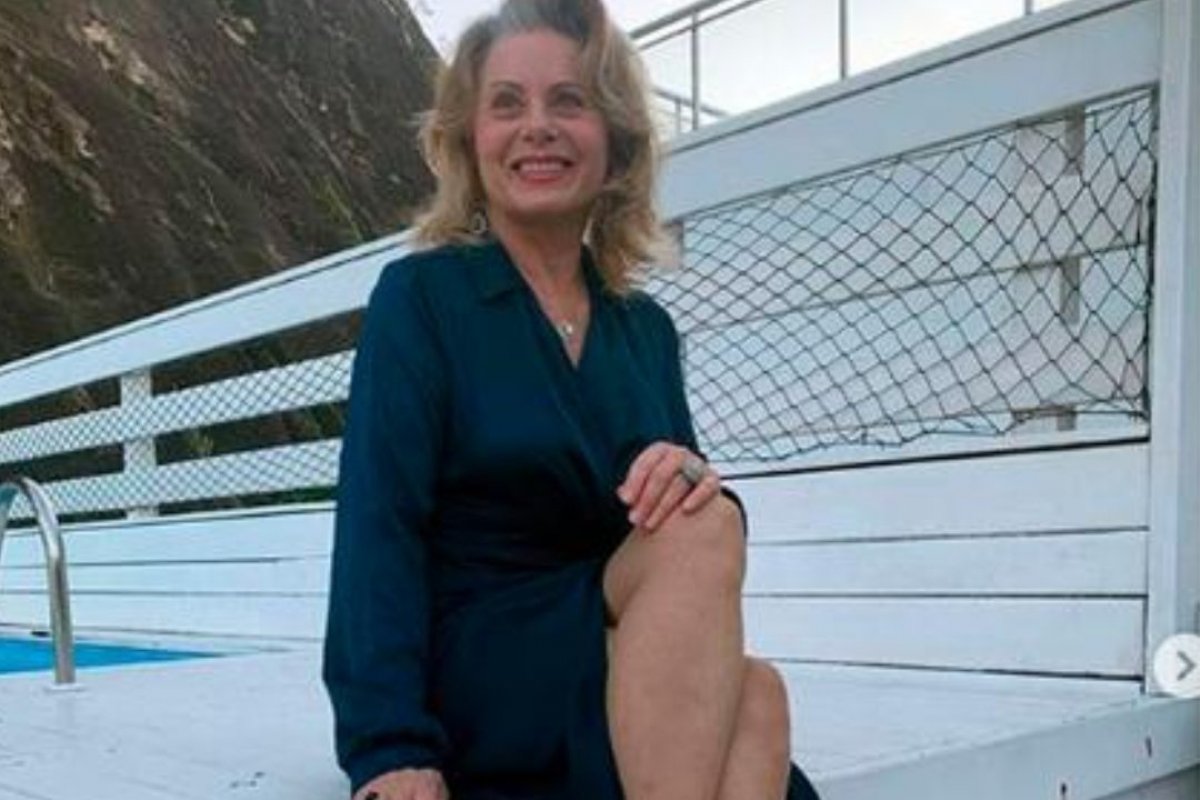 Poderosa: Aos 68 anos, Vera Fischer exibe pernões com vestido fendado