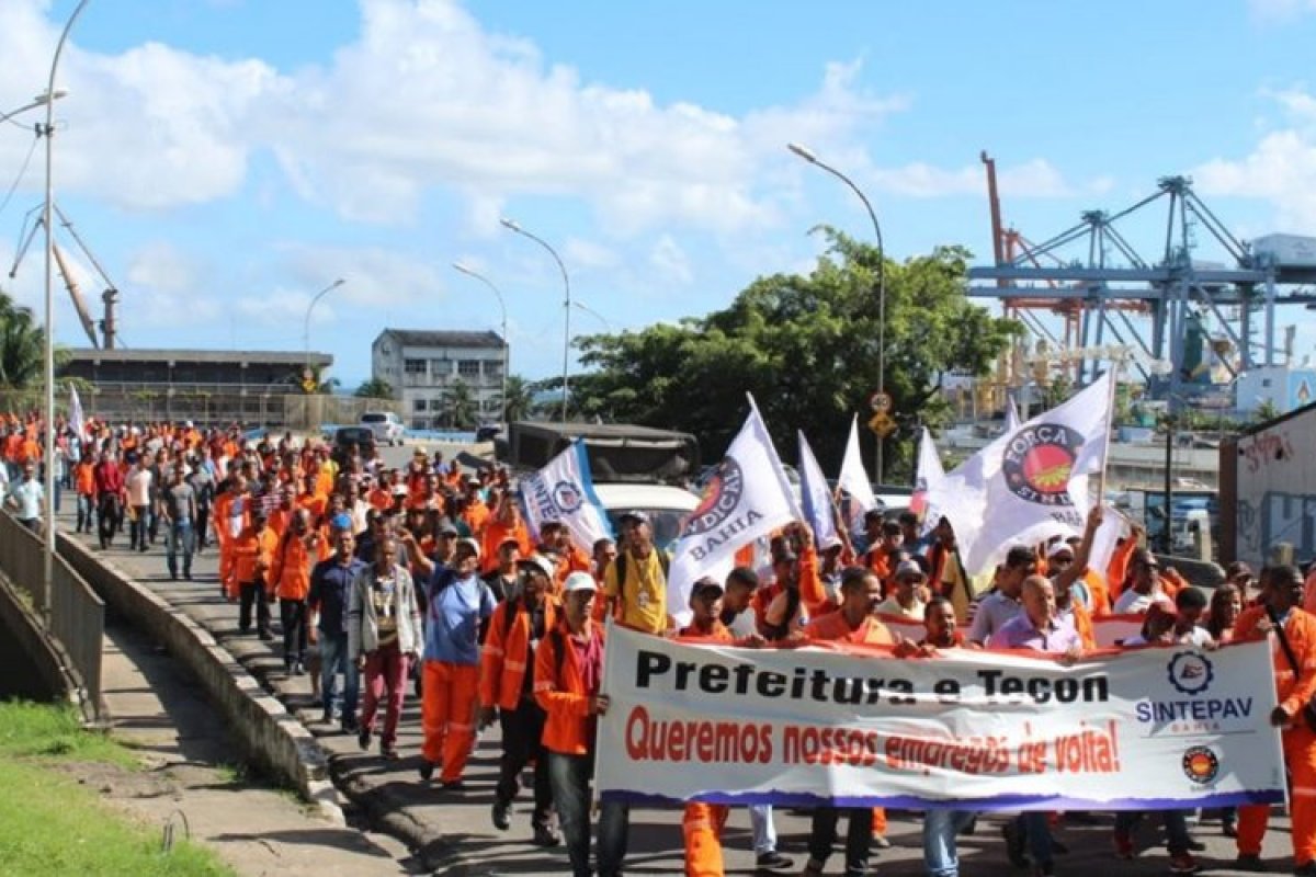 Trabalhadores protestam contra embargo de obra no Porto de Salvador