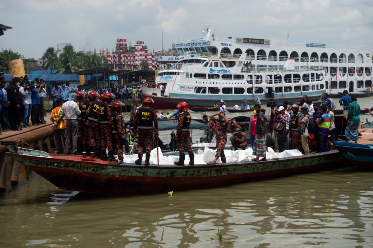 Passageiros morrem em acidente com balsa que naufragou em Bangladesh