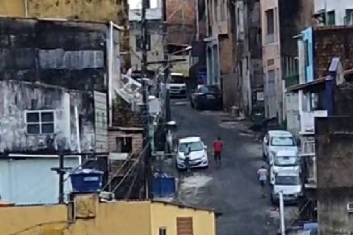 Confronto entre facções deixa criança baleada no Engenho Velho da Federação, em Salvador