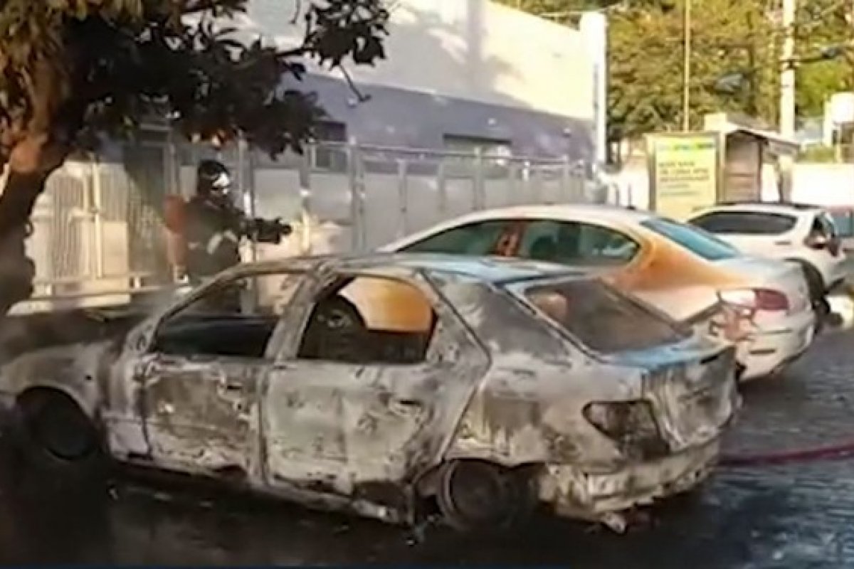 Carro fica destruído após pegar fogo em bairro de Salvador