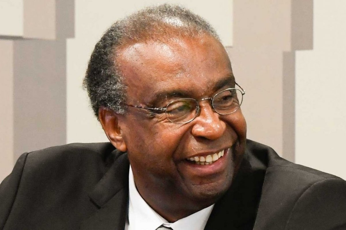 Governo adia posse do ministro da Educação após irregularidades no currículo, afirma jornal