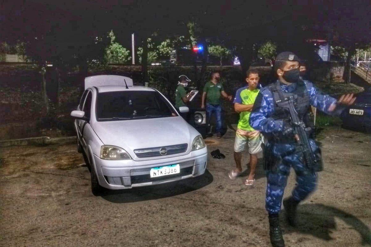 Força-tarefa interdita mais de 80 estabelecimentos e apreende "paredões"