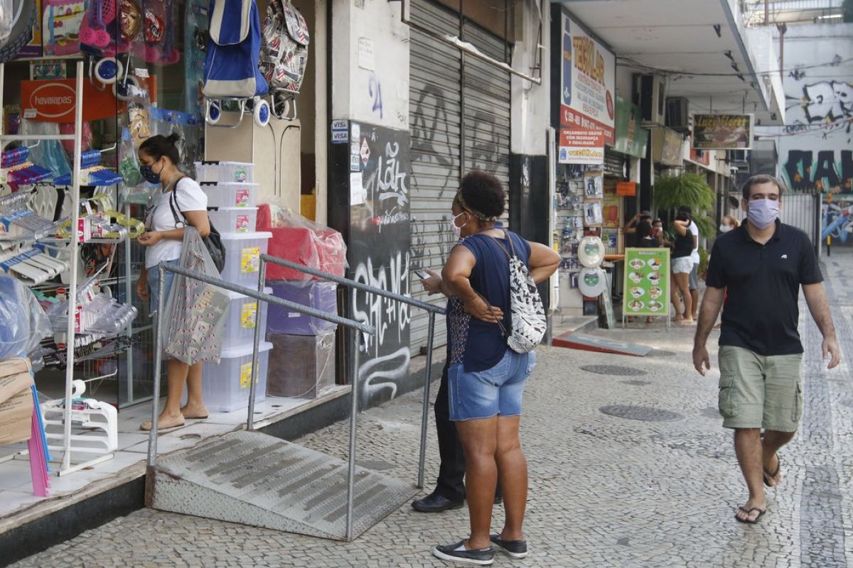 Pesquisa aponta que 52% são contra reabertura do comércio