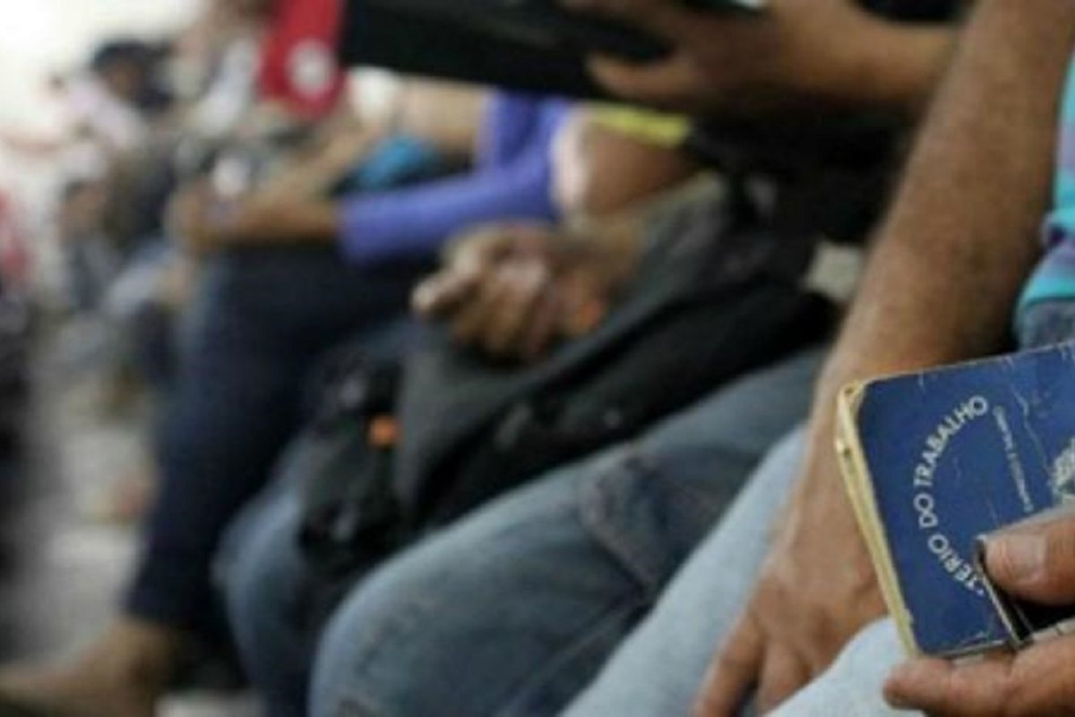 Recorde: Taxa de desemprego sobe para 12,9% em maio, diz IBGE