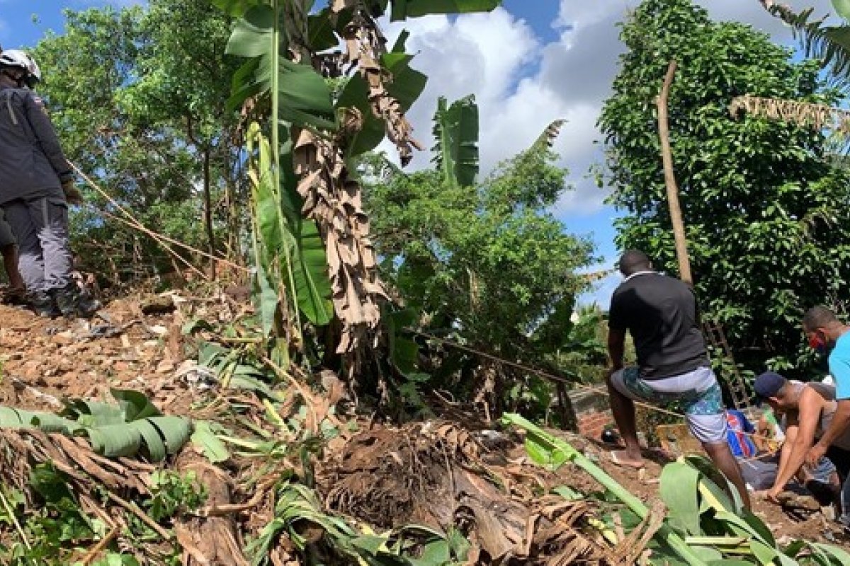 Homem fica soterrado após deslizamento no bairro de Cajazeiras