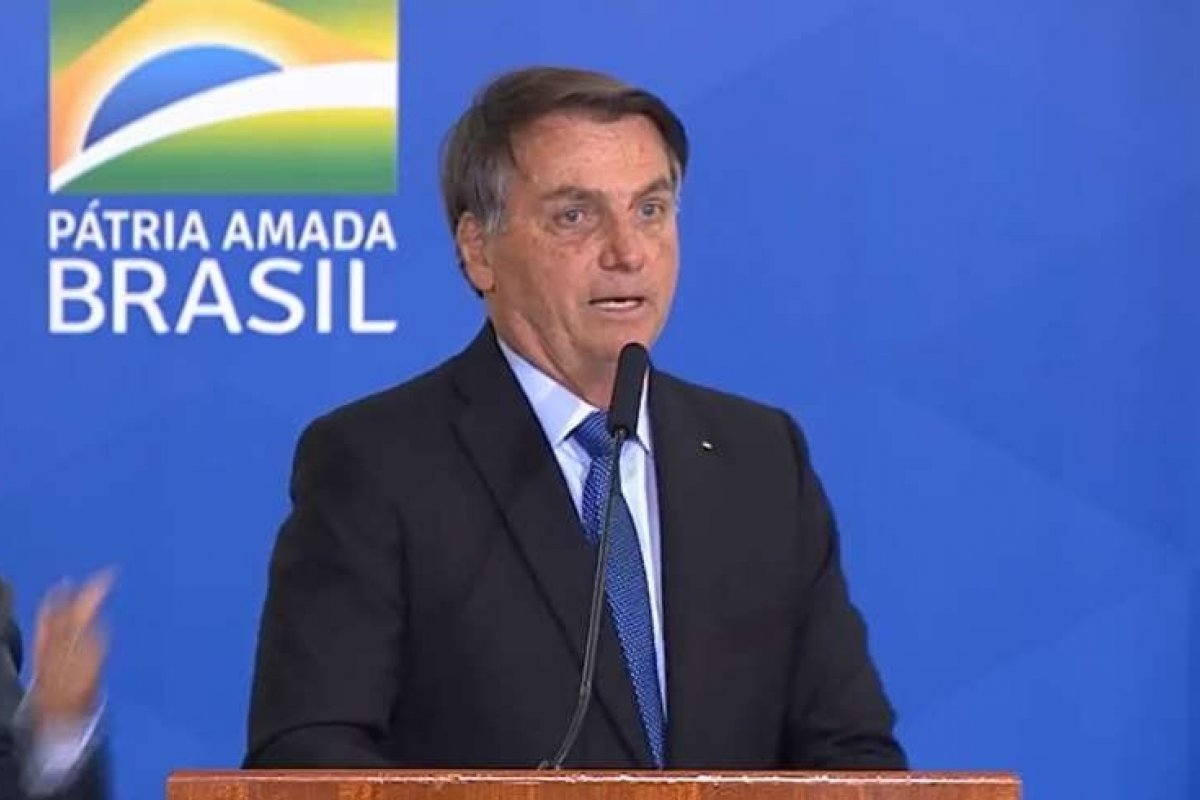 Bolsonaro anuncia prorrogação do auxílio emergencial de R$ 600 por mais dois meses