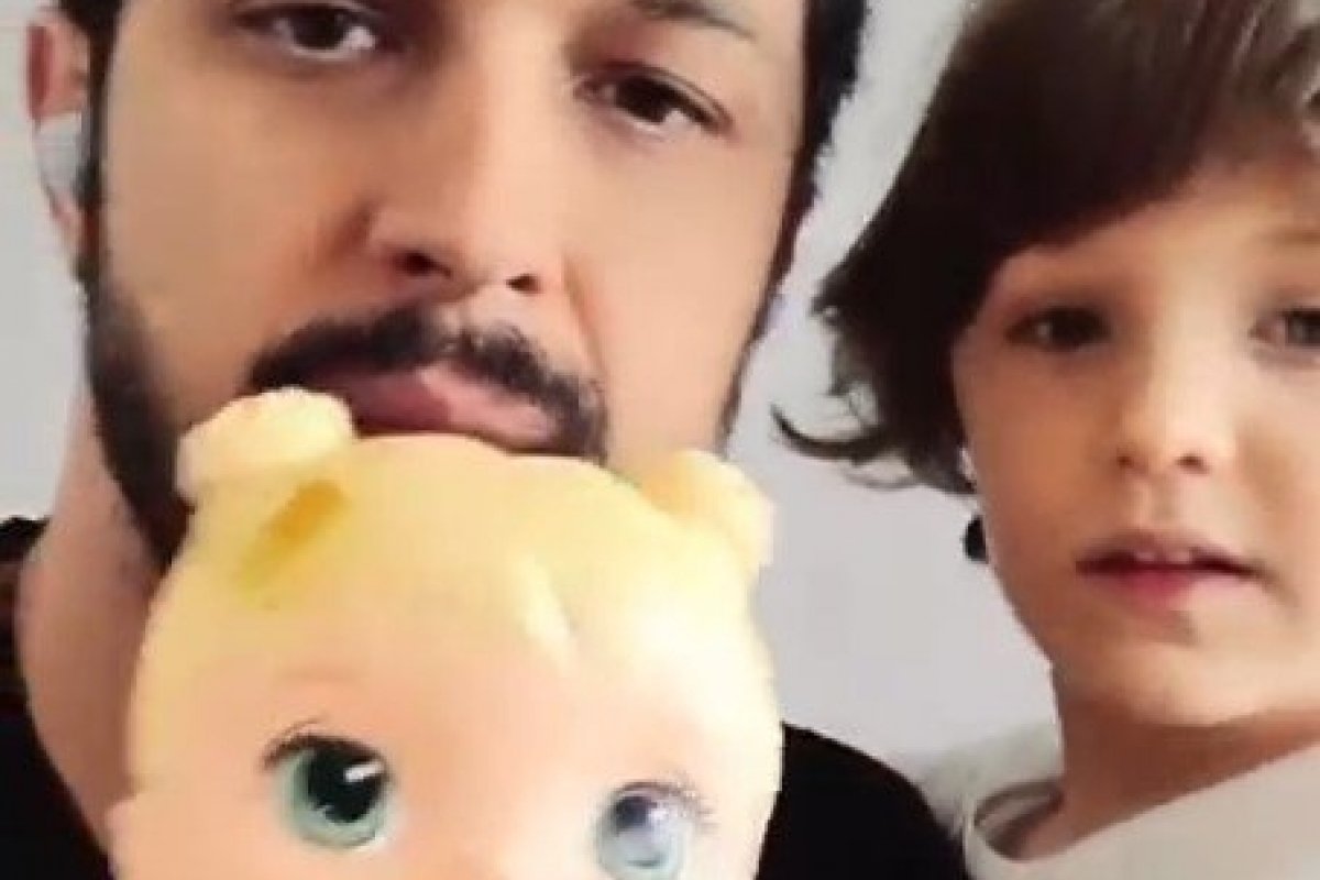 Rômulo Estrela brinca de boneca com o filho e dispara: “Sejam mais sensíveis”
