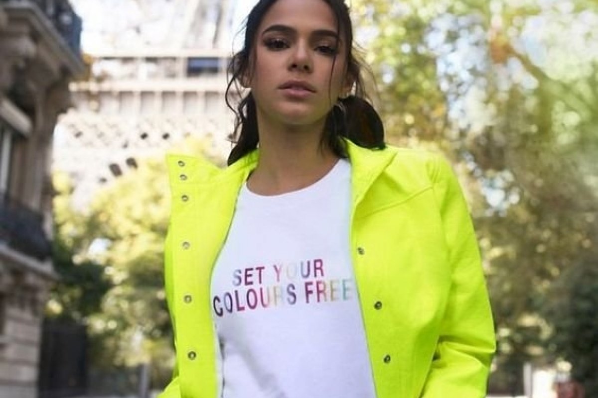 Aposte no néon para renovar seus looks de inverno