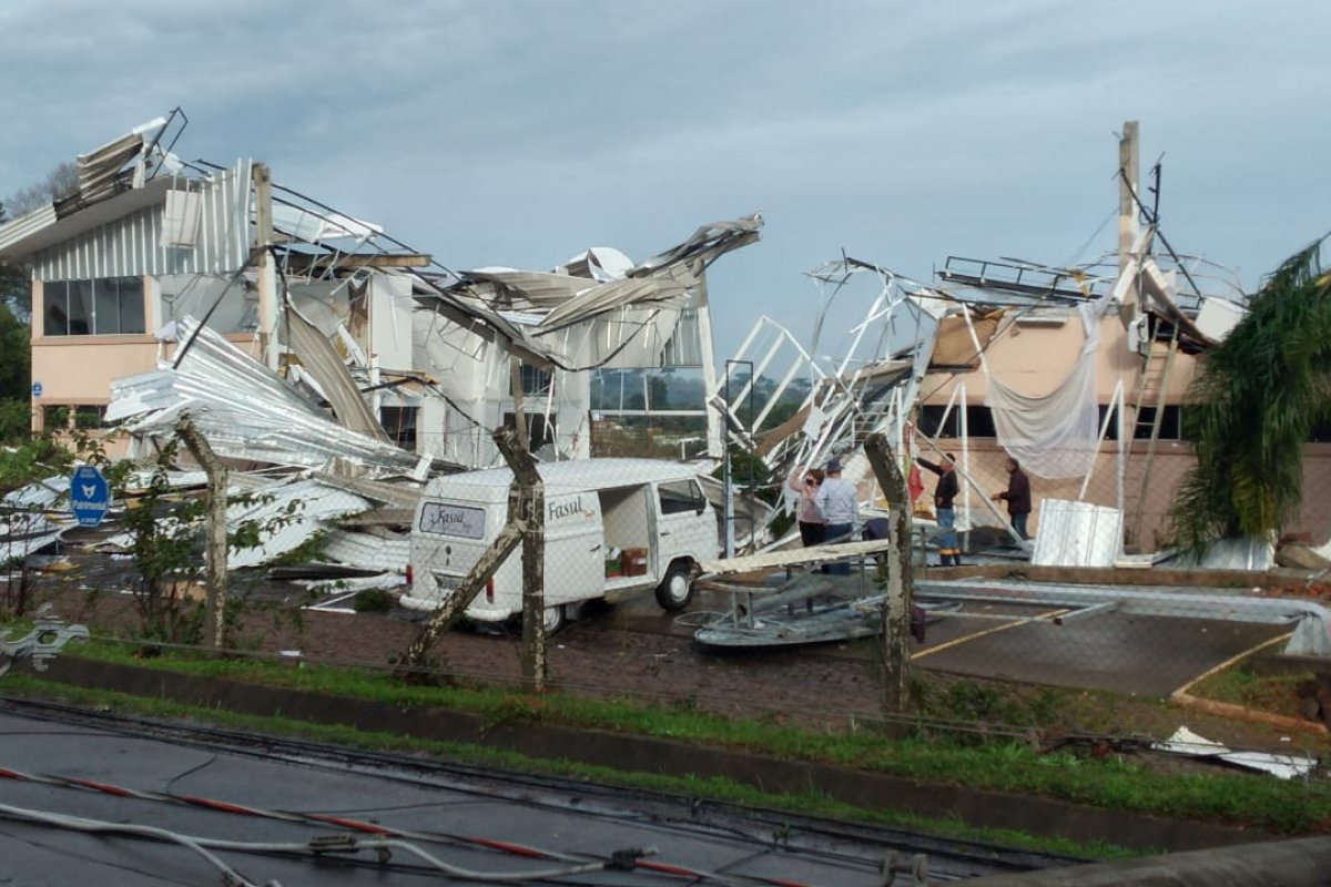 Ciclone-Bomba causa estragos em Balneário Camboriú