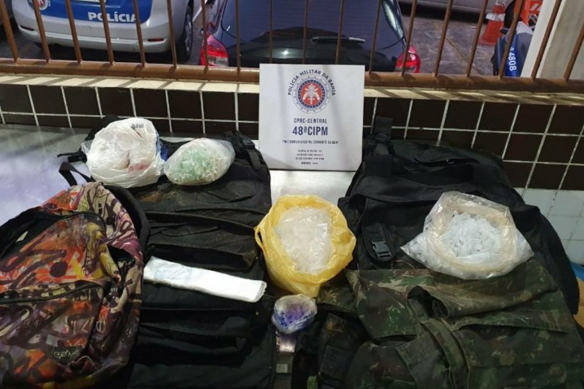 Coletes e 4 mil pinos para cocaína são apreendidos em operação em Sussuarana