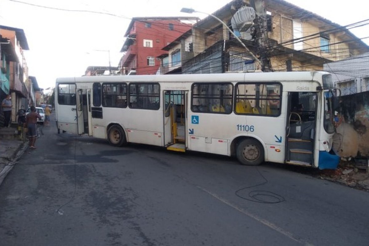Passageiros ficam feridos após ônibus bater em poste em bairro de Salvador