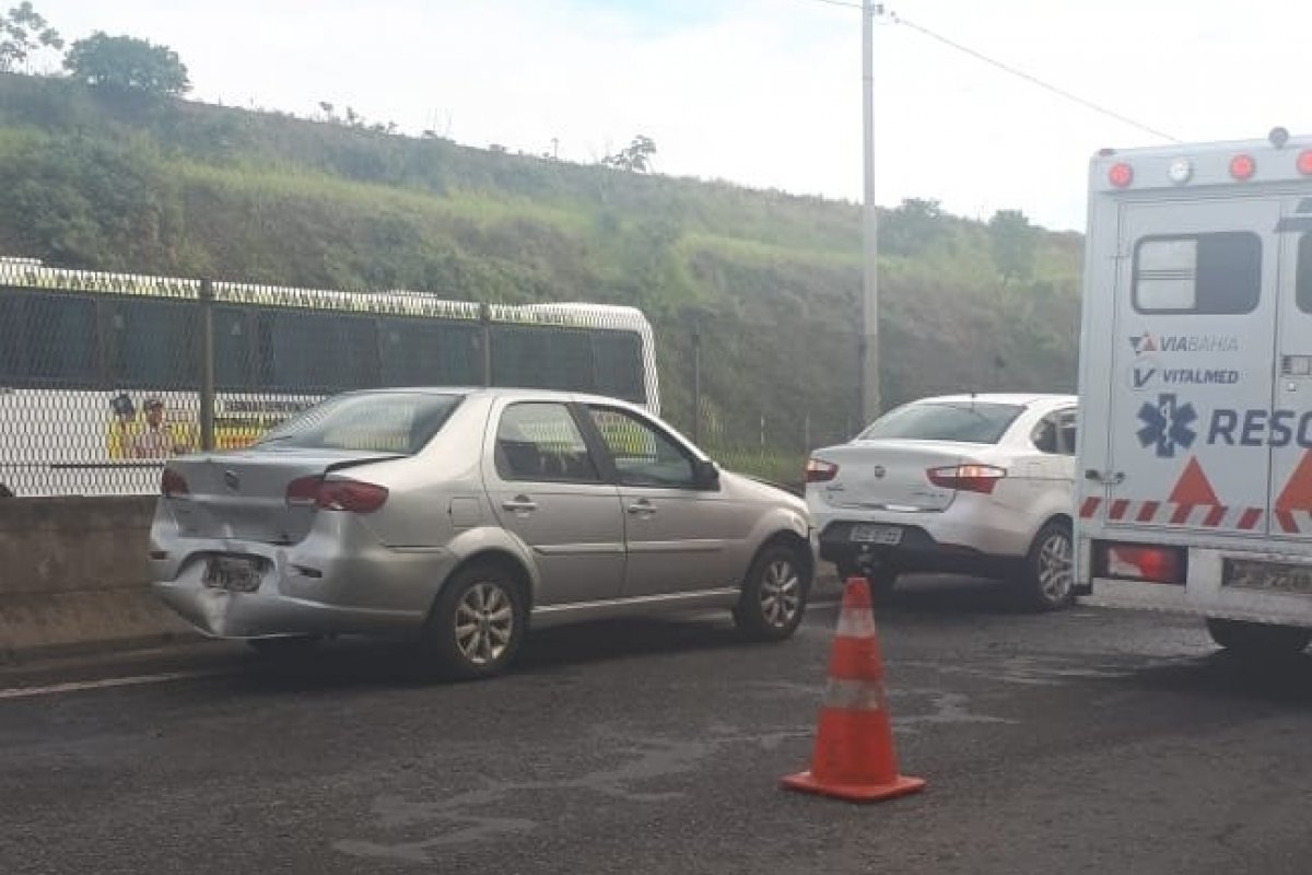 Acidente na BR 324 deixa uma pessoa fica ferida