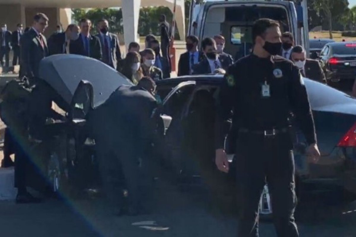 Bolsonaro segue a pé para Planalto após acidente com carro oficial
