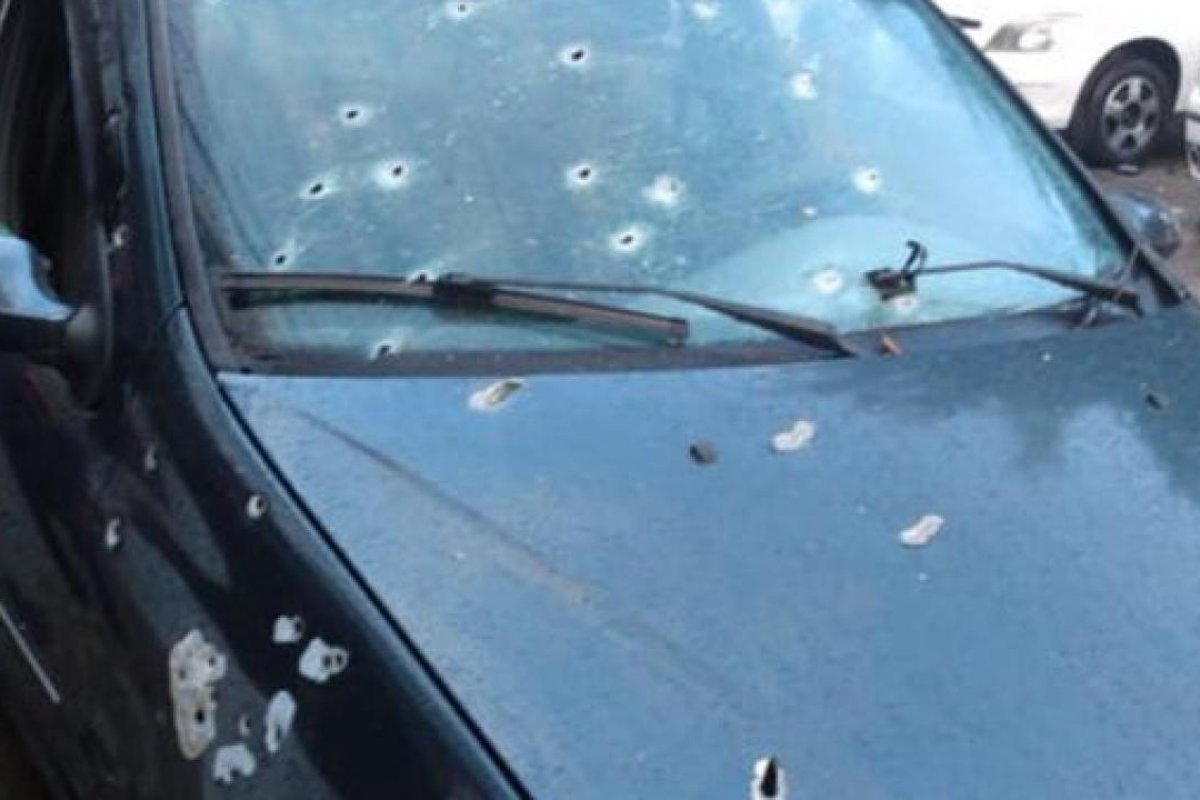 Vídeo: morador de Sussuarana mostra como veículo ficou após tiroteio entre suspeitos e policiais no bairro