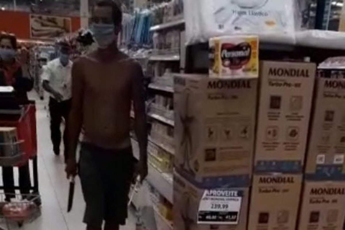 Veja vídeo: homem entra com facão em supermercado e tenta esfaquear segurança