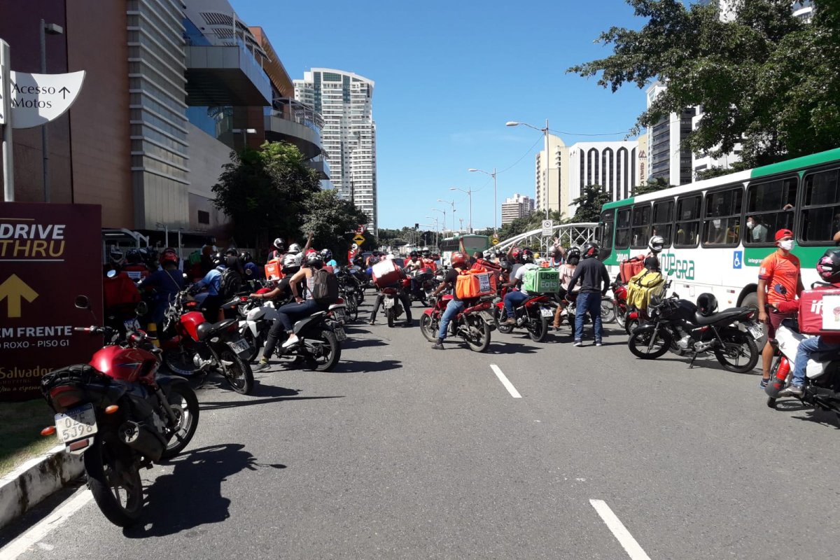 Manifestação de entregadores por aplicativo deixa trânsito lento na Pituba, em Salvador