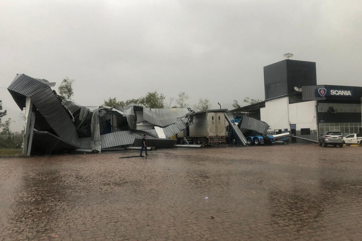 Ciclone-bomba provoca morte de dez pessoas no sul do Brasil