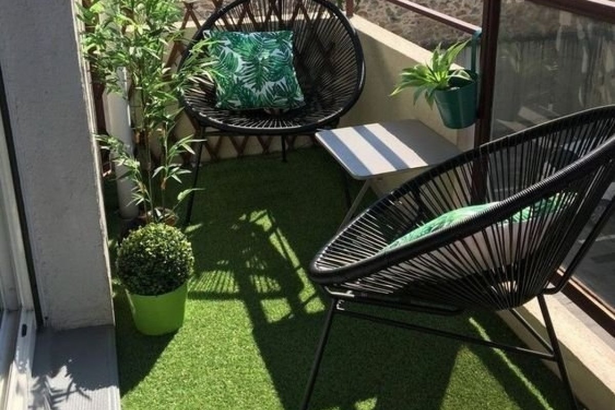 Grama sintética é opção para decorar espaços fechados