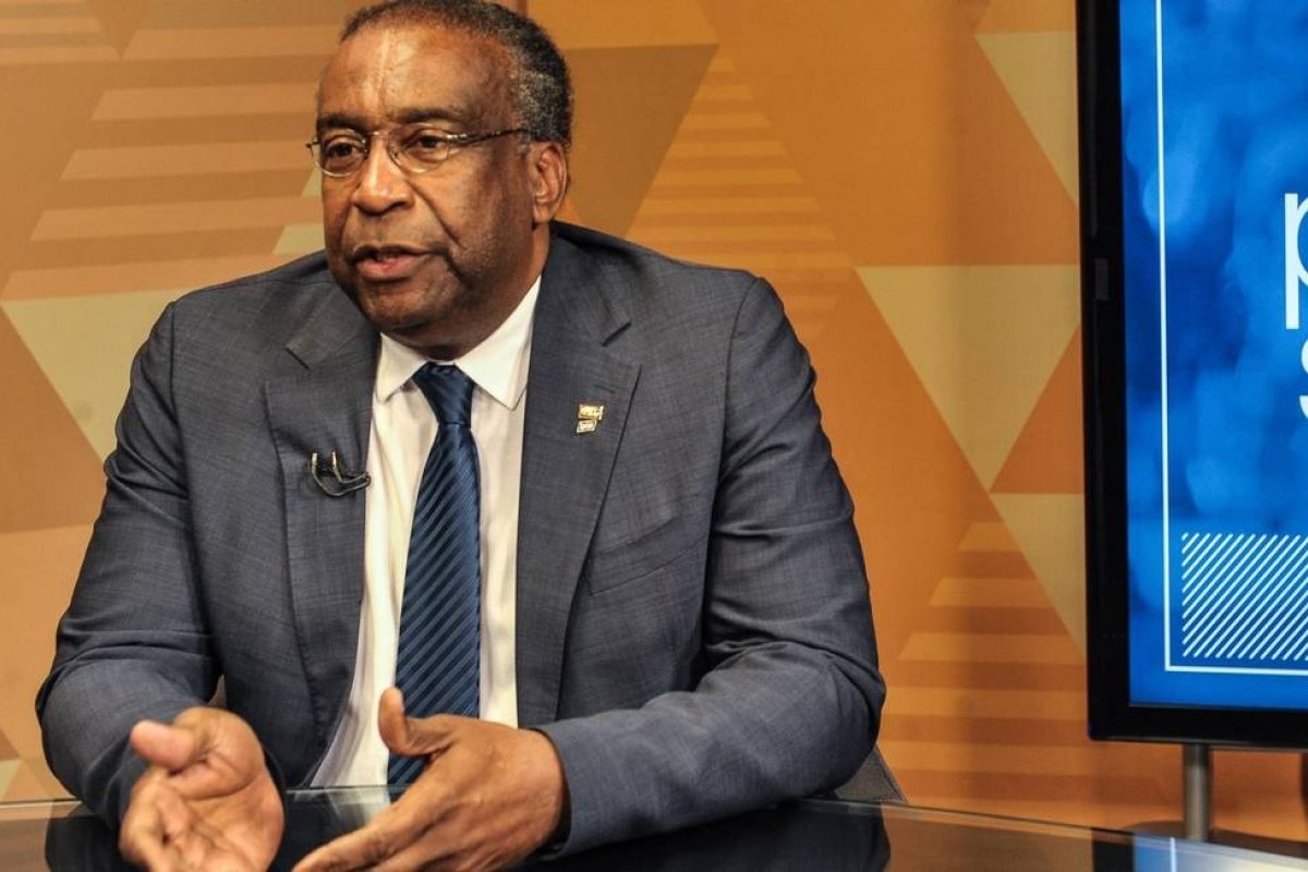 Carlos Decotelli rebate acusações de informações falsas da FGV no currículo dele