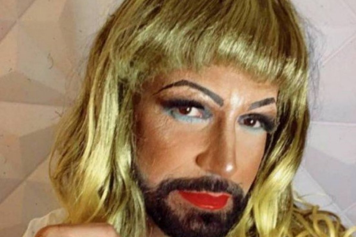 Latino se veste de drag queen para celebrar o dia do Orgulho LGBTQIA+