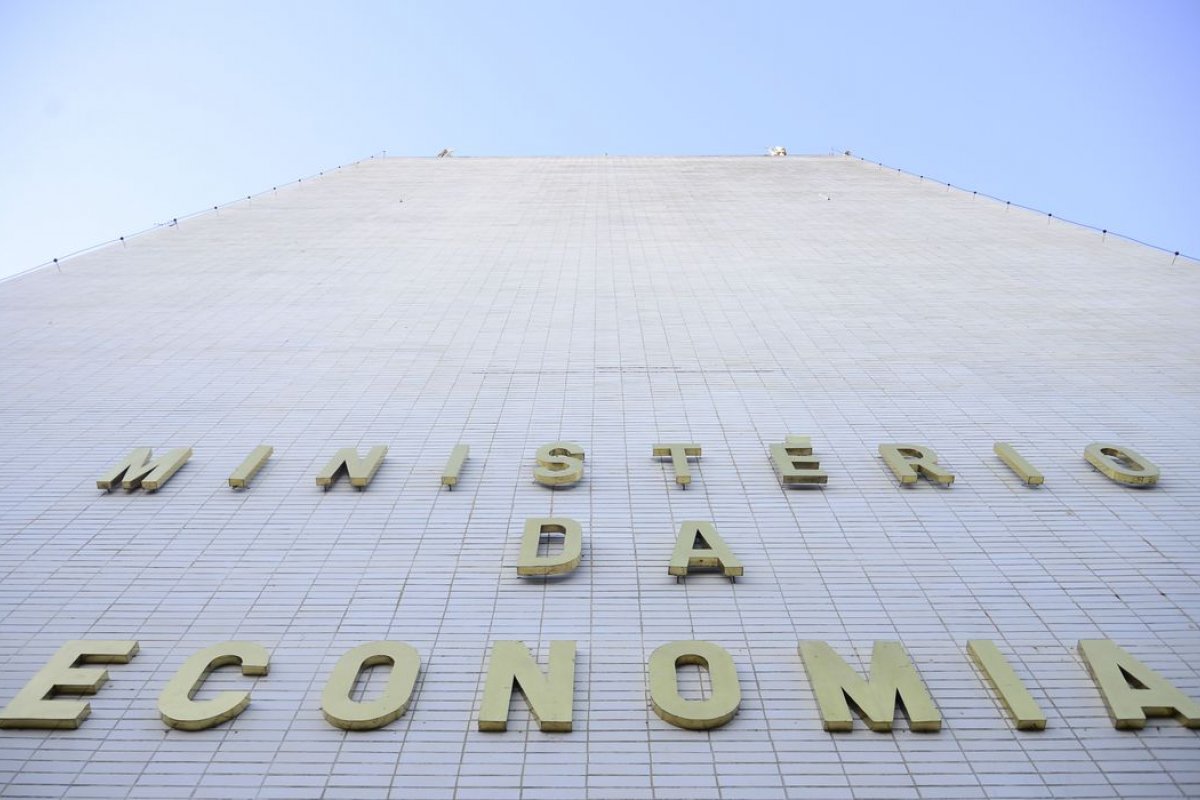 Ministério da Economia eleva para US$ 55 bi a projeção de superávit da balança comercial