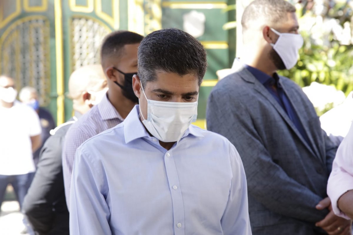 Neto sobre comércio: "Alcançou o indicador, volta, caso não, não volta e ponto final"