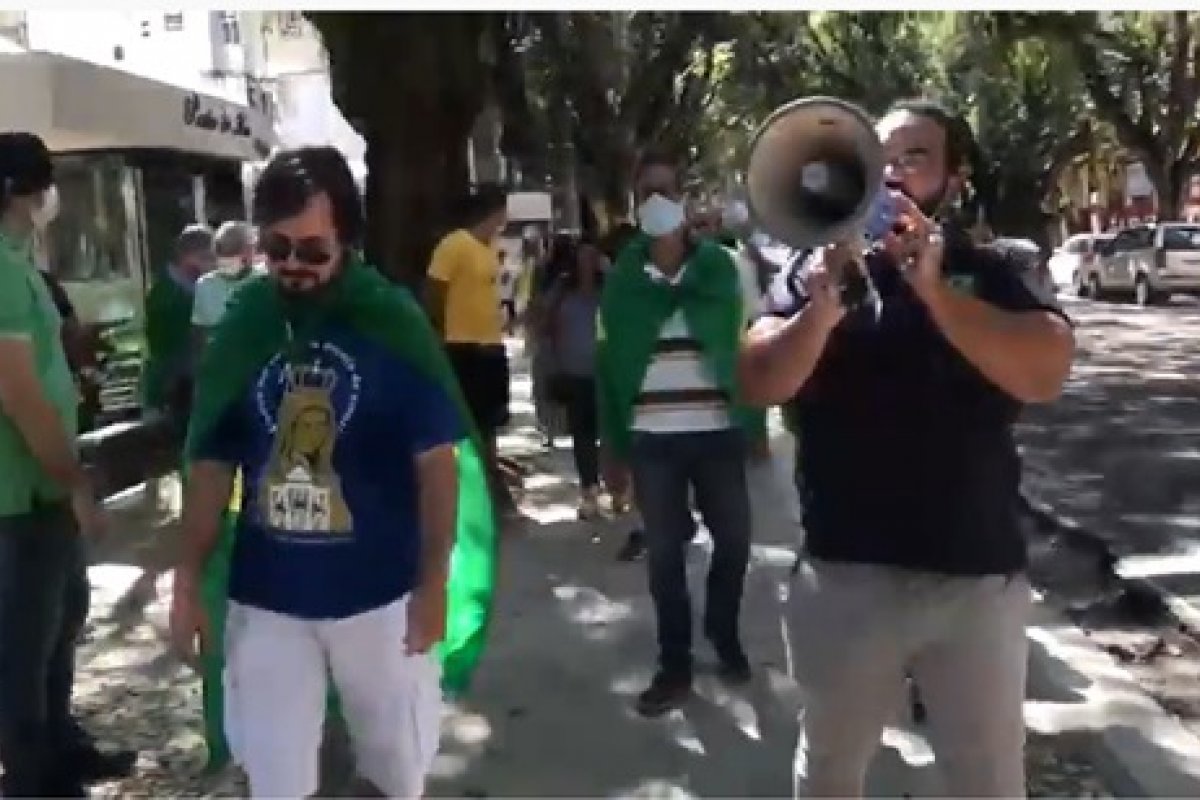 Manifestantes cobram ao prefeito pelo retorno das atividades comerciais