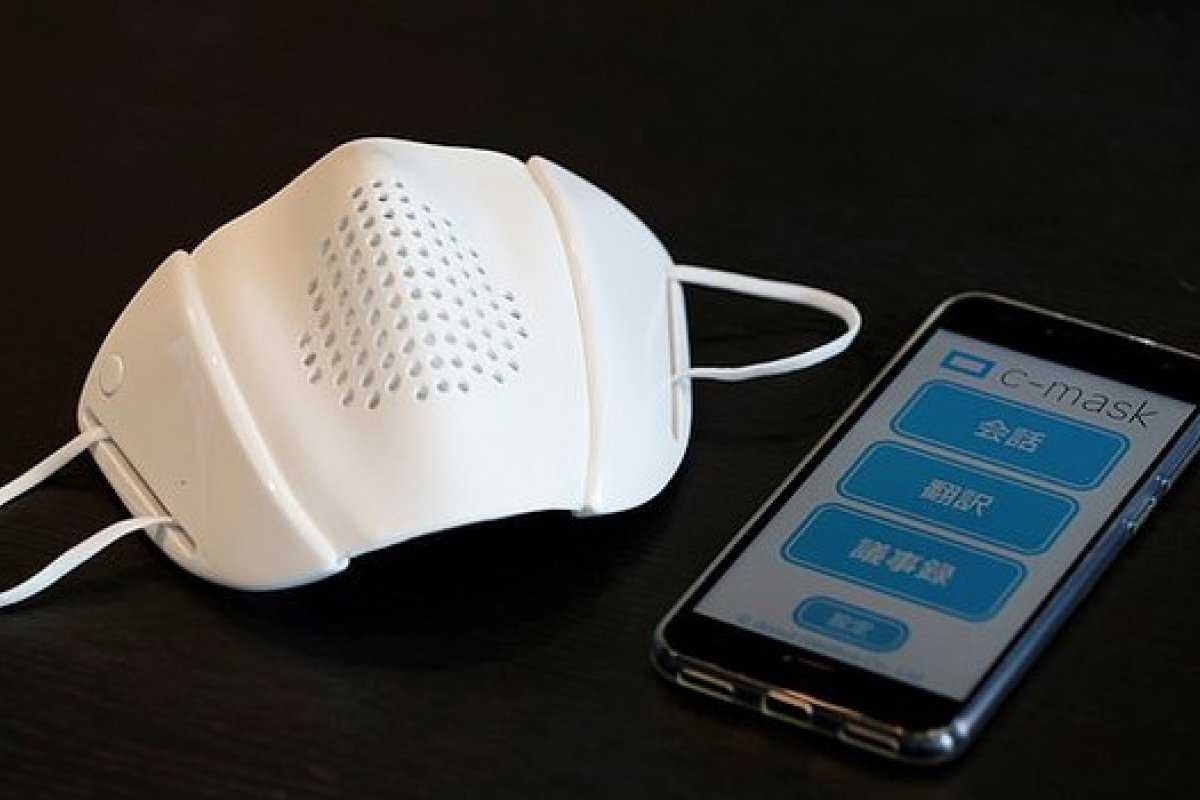 Empresa cria máscara de proteção com alto falante que traduz 8 idiomas