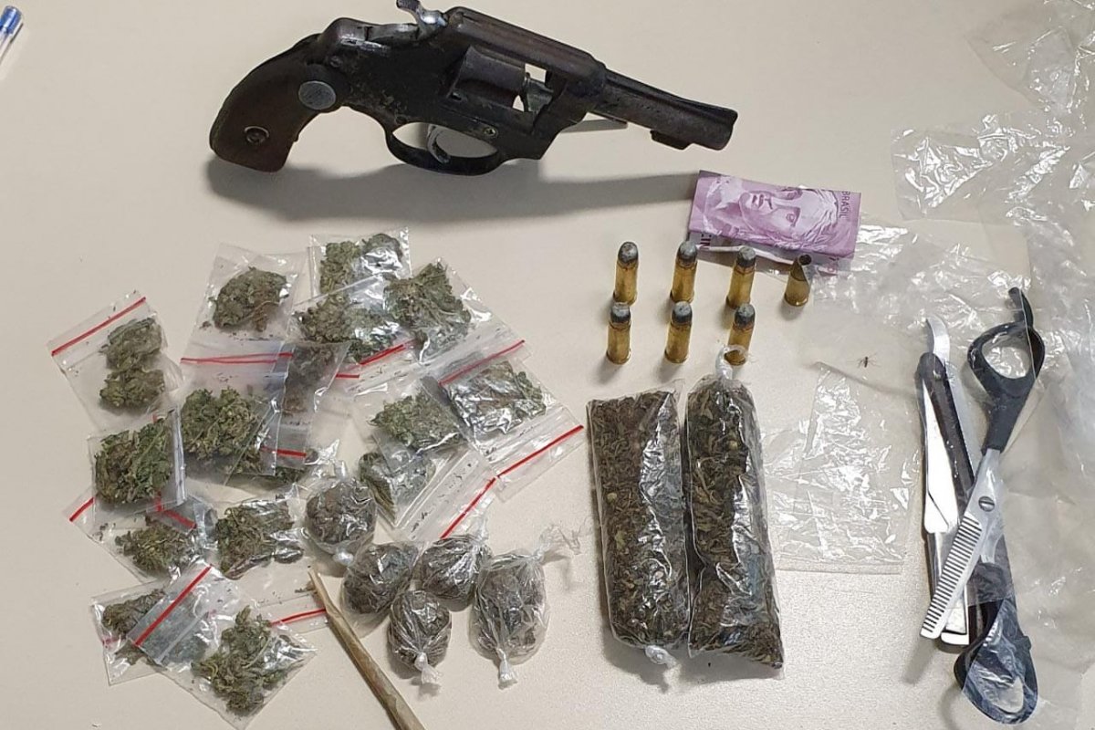 Suspeito de tráfico de drogas é preso em flagrante em Feira de Santana