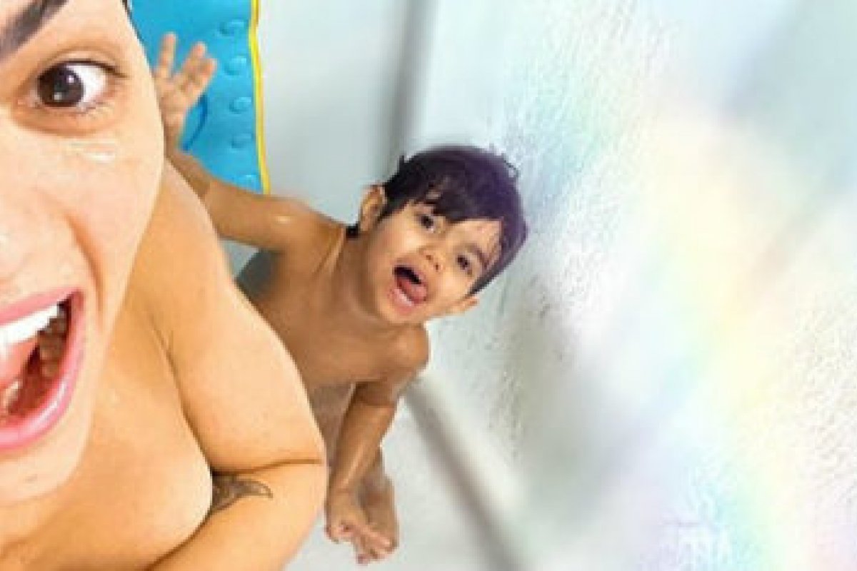 Kelly Key toma banho com o filho e web detona