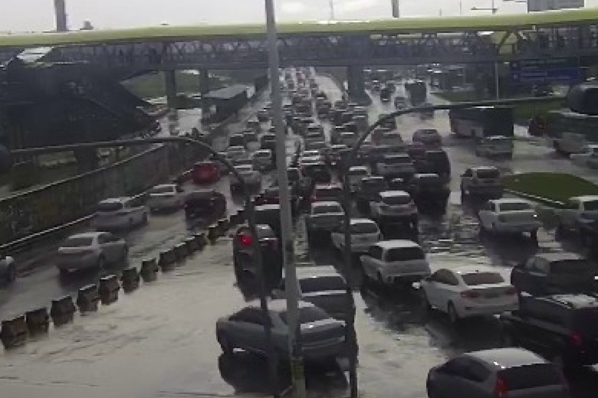Trânsito intenso em vários pontos de Salvador